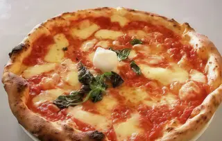 Pizza Cuatro Quesos (Media Luna)