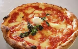 Pizza Cuatro Quesos (Media Luna)