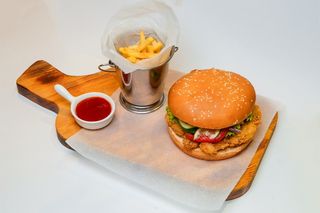 Бургер куриный с фри  (250 гр.)