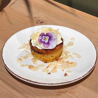 ფორთოხლის ნამცხვარი Orange cake made with almond flour with mascarpone cream and almont flakes (gluten free)