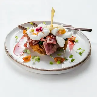 Gofre Huevo Benedict Bacon