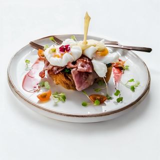 Gofre Huevo Benedict Bacon