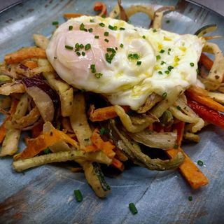 Fritura De Verdura Con Huevos Fritos