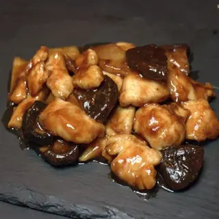 Pollo con bambú y setas 
