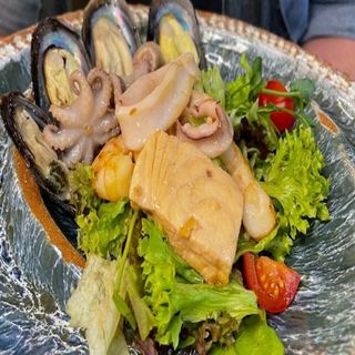 Теплий салат із морепродуктами
