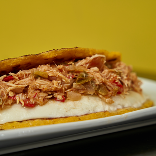 Cachapa con Queso de Mano y Pollo Mechado