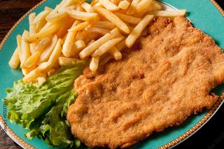 Cotoletta di pollo e insalata