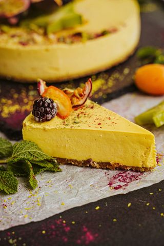 Felie tort cu mango si fructul pasiunii