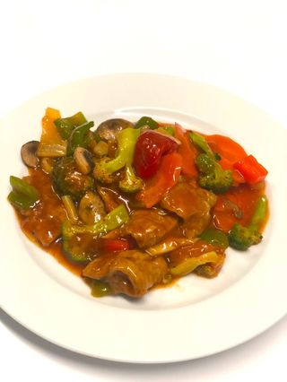 Seitan salteado con salsa picante, vegano