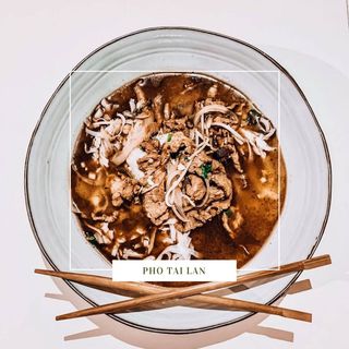 Zupa Pho Tai Lan ze smażoną wołowiną