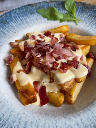 Cartofi cu sos de branza si bacon