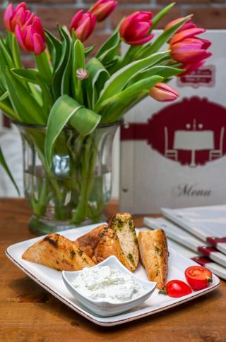 Разядка с печени чушки, моцарела и чери домати (200г)