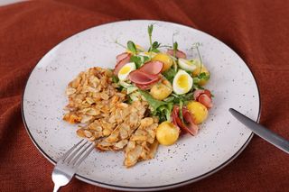 Салат з куркою в мидалевих пластівцях (250г)