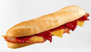 Bocata De Lomo Fresco Al Ajillo Con Queso Y Pimientos