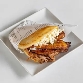 Arepa Con Carne Mechada De Ternera