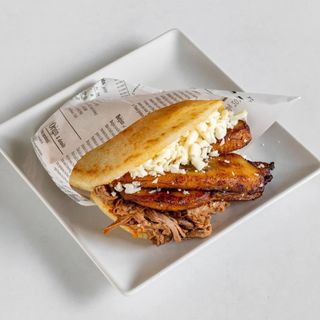 Arepa Con Carne Mechada De Ternera