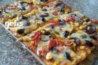 Pizza afette con patatine e salsiccia