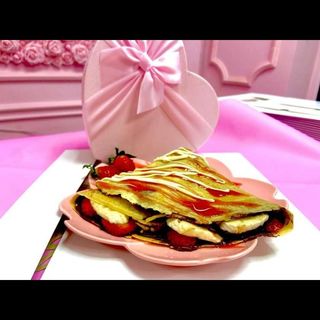 Clatite cu nutella, banane, capsuni si biscuiti