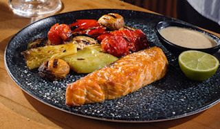 ორაგულის სტეიკი ბოსტნეულით