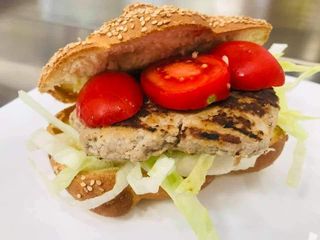 Panino con pollo grigliato, pomodoro e provola