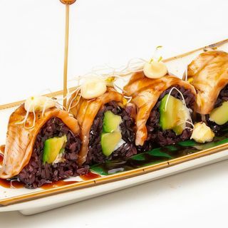 146-Uramaki de Arroz negro y Pollo 8 Pzs.