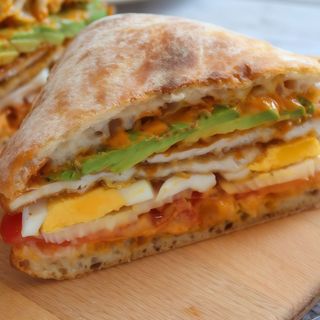 BOCADILLO PECHUGA EMPANADA CON HUEVO, QUESO, BQQ Y ALIOLI