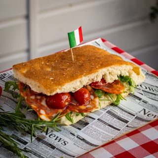 Focaccia salami piccante