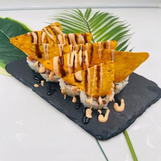 82. Uramaki De Tempura De Langostino Amb Salmón (8 Uds.)