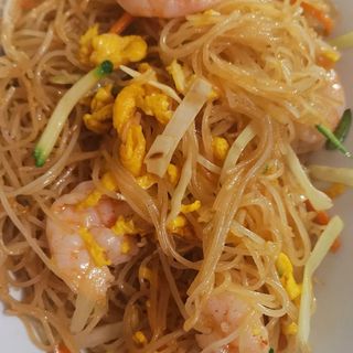 Spaghetti di riso con verdure e gamberi