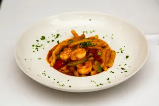 Strozzapreti, gamberi e zucchine