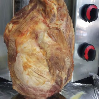 Jamón Asado Con Patatas Fritas Y Alioli