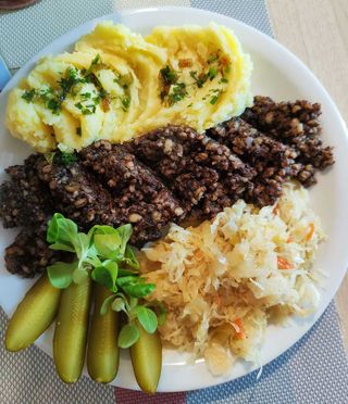 Kaszanka wiejska z ziemniakami i kapustą zasmażaną 