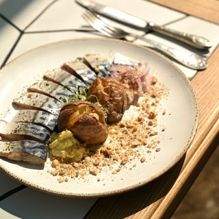 Hering de dunare ușor sărat cu cartofi prăjiți