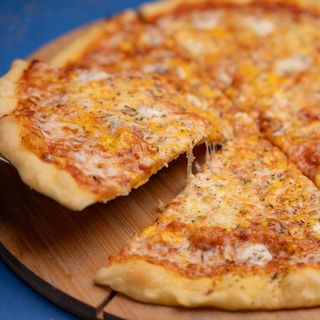 პიცა 4 ყველი ტრიუფელის ზეთით 37სმ