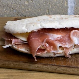 Panuozzo Jamón Crudo y Mozzarella