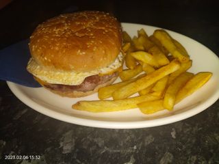 Hamburguesa Con Queso Y Huevo