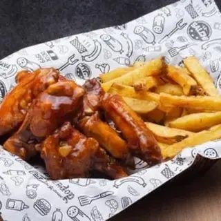 Alitas de Pollo Barbacoa con Papas Fritas 