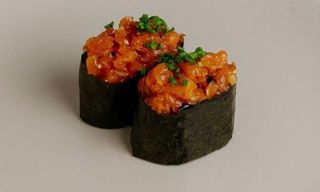 Gunkanmaki tatar z łososia -2 szt-