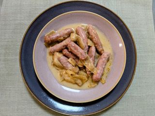 Salchichas frescas al vino