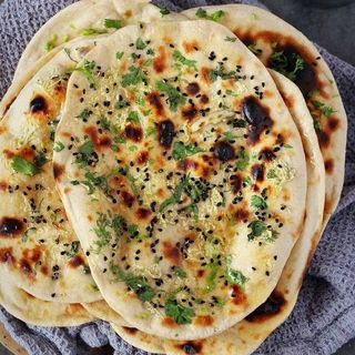 Tandoori Gobhi Paratha With Curd (Тандури Цветная Капуста Хлеб с Кефиром)