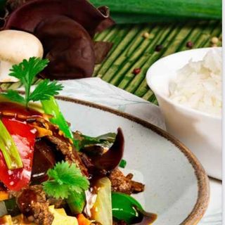 Vită cu bambus, orez alb, salată si suc la doză (pepsi, mirinsa, 7up)