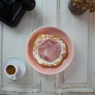 Мекица с крема сирене и шунка (140г)