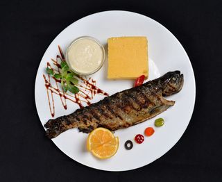 Păstrăv crocant cu mămăligă și mujdei