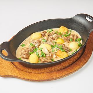 Тушенный теленок в сливочном соусе 