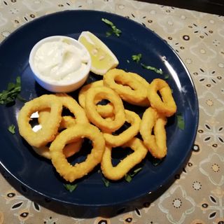 Calamari rondele pane cu sos Aioli