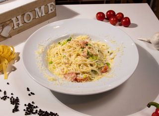 Paste cu somon și ceapă verde si sos alb