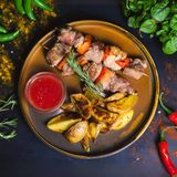 Frigărui de porc cu cartofi la cuptor și adjică