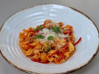 Паста з овочами, Томатним соусом і сиром Пармезаном (370г)