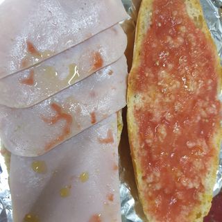 Tostada de tomate y pavo 