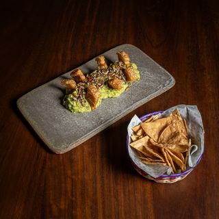 Guacamole con torreznos de cerdo ibérico